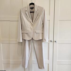 6P Jones New York Pants Suit in Light Beige - Blazer & Trousers Included